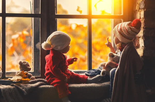 Heureux enfants frère et soeur regarder à travers les fenêtres en fal — Photo