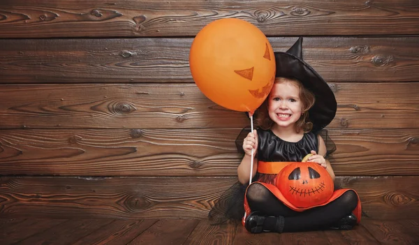 Vicces gyerek lány boszorkány jelmez Halloween tök ja — Stock Fotó