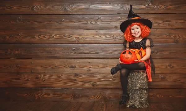 Menina engraçada em traje de bruxa para o Halloween com abóbora Ja — Fotografia de Stock