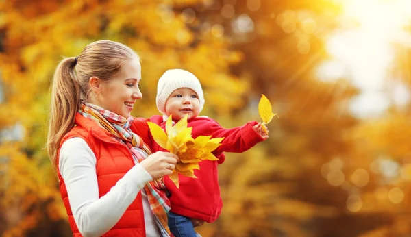 Lycklig familj mamma och baby skrattar natur hösten — Stockfoto