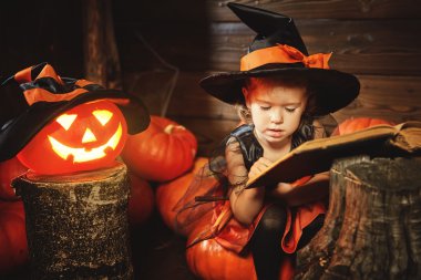 Cadılar Bayramı. çocuk küçük cadı kabak Jack ve büyülü bo