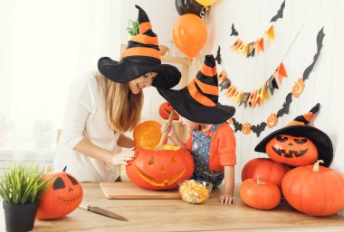 aile anne ve çocuk şapka cadı kızı için hazırlanıyor 