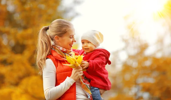 Gelukkige familie moeder en baby lachen in de herfst van de natuur — Stockfoto