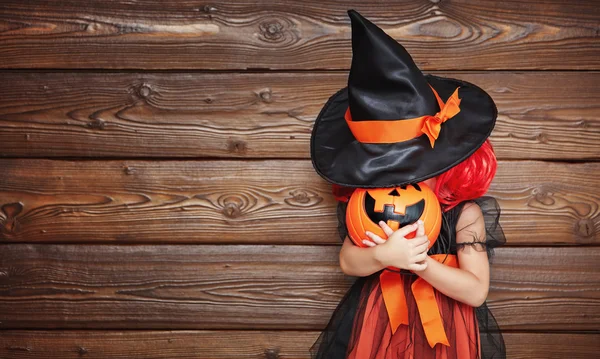 Drôle fille enfant en costume de sorcière pour Halloween avec citrouille Ja — Photo