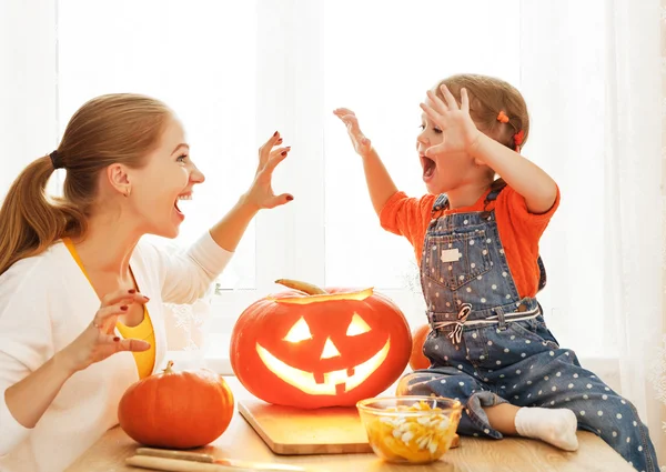 Család anya és lánya gyermek felkészülés Halloween autó — Stock Fotó