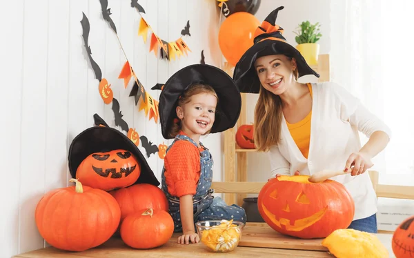 Familia madre e hija hija en sombrero bruja se están preparando para —  Fotos de Stock