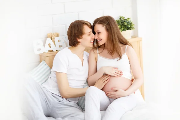 Gelukkige toekomstige ouders, papa en een zwangere moeder in afwachting — Stockfoto