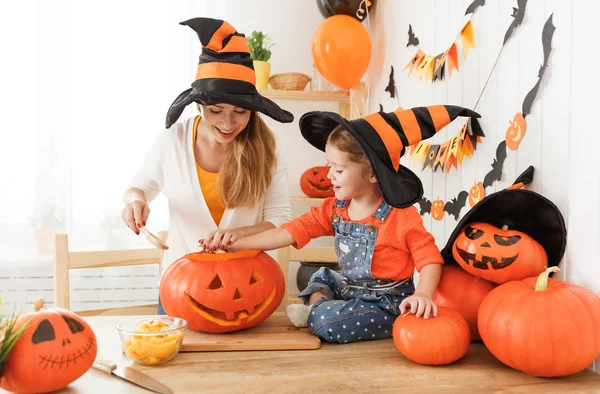 Aile anne ve çocuk şapka cadı kızı için hazırlanıyor — Stok fotoğraf