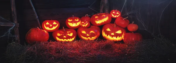 Fondo de Halloween espeluznante. calabaza aterradora con ojos ardientes y — Foto de Stock