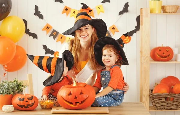 Feliz familia de madre e hijos se preparan para la calabaza de Halloween — Foto de Stock