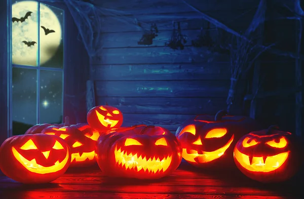 Fondo de Halloween espeluznante. calabaza aterradora con ojos ardientes y — Foto de Stock