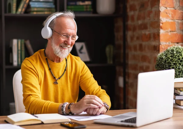 Positiv Senior Manlig Frilansare Hörlurar Talar Med Online Kollega Arbetet — Stockfoto