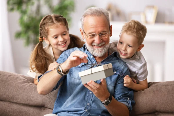 Gelukkig Familie Leeftijd Grootvader Kleinkinderen Meisje Jongen Opening Geschenkdoos Terwijl — Stockfoto