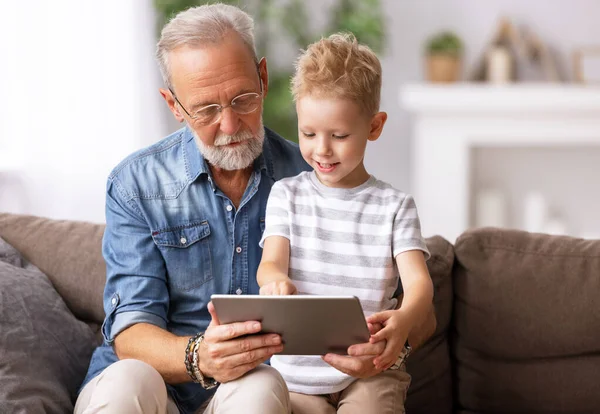 Glad Familj Äldre Farfar Och Pojke Sitter Soffan Och Tittar — Stockfoto