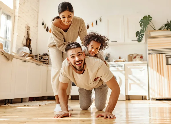 Família Multirracial Feliz Diversos Pais Brincando Com Filho Cozinha Acolhedora — Fotografia de Stock