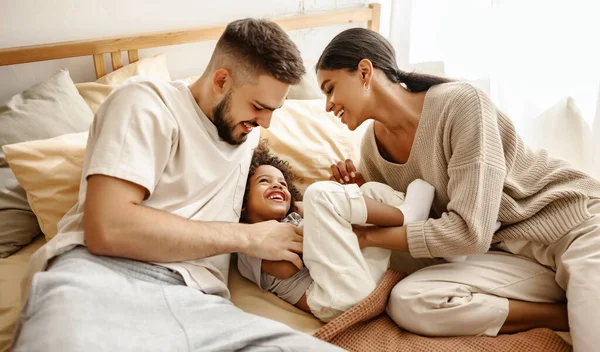 Familia Feliz Madre Multiétnica Padre Hijo Riendo Jugando Cosquillas Cama —  Fotos de Stock