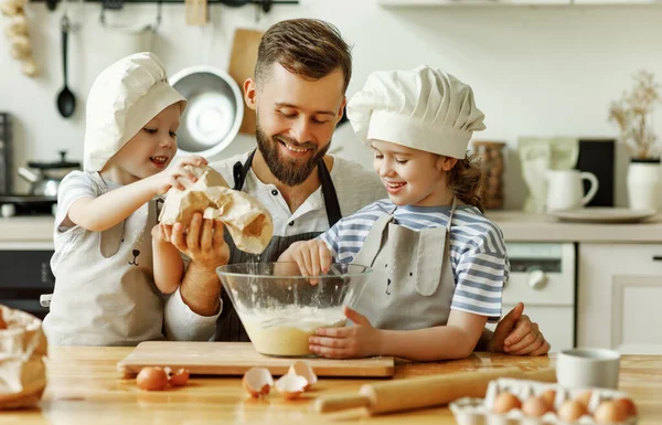 Felizes Irmãozinhos Chapéus Chef Aventais Misturando Ingredientes Para Pastelaria Enquanto — Fotografia de Stock