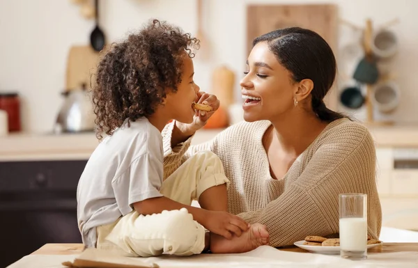 Mutlu Afro Amerikan Ailesi Anne Küçük Oğlu Evde Kahvaltıda Sütle — Stok fotoğraf