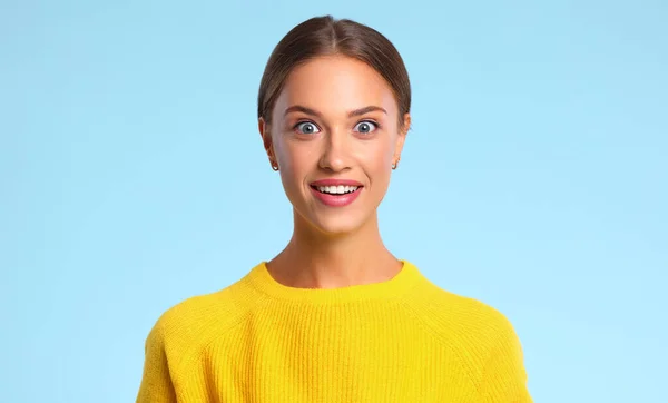 Happy Emotional Surprised Woman Yellow Sweater Blue Backgroun — Stock Photo, Image