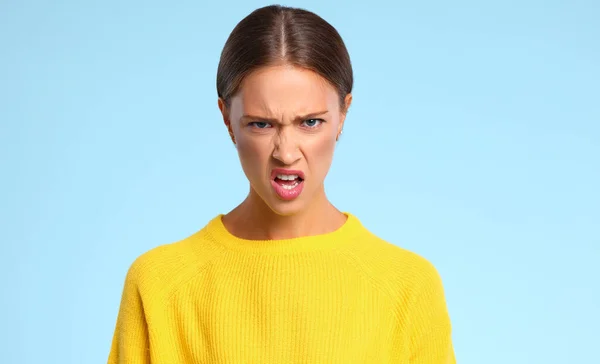 Mujer Insatisfecha Suéter Amarillo Frunciendo Ceño Mirando Cámara Con Disgusto —  Fotos de Stock