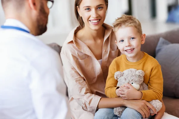 Glücklicher Kleiner Junge Patient Mit Seiner Mutter Der Rezeption Eines — Stockfoto