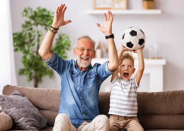 Glücklicher Senior Opa Und Junge Mit Ball Schreien Und Das — Stockfoto
