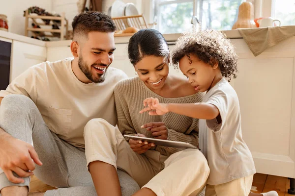 Gelukkig Multi Etnische Familie Ouders Zoontje Kijken Cartoon Tablet Weekenddag — Stockfoto