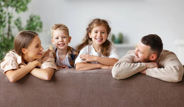 Happy Family Mother Father Children Home Couch — Stock Photo, Image