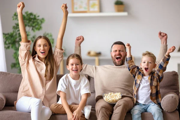 Izgatott Szülők Gyerekek Popcorn Emelés Karok Sikoltozás Miközben Kanapén Nézni — Stock Fotó