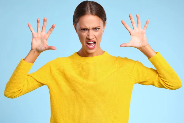 Femmina Insoddisfatta Con Viso Spaventoso Maglione Giallo Accigliato Spaventa Davanti — Foto Stock