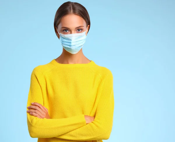 Bella Giovane Donna Una Maschera Medica Protettiva Maglione Giallo Uno — Foto Stock