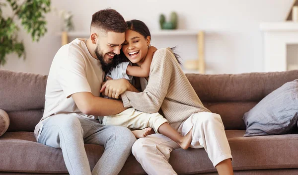 Felice Famiglia Multietnica Madre Padre Figlio Divertirsi Casa Sul Divano — Foto Stock