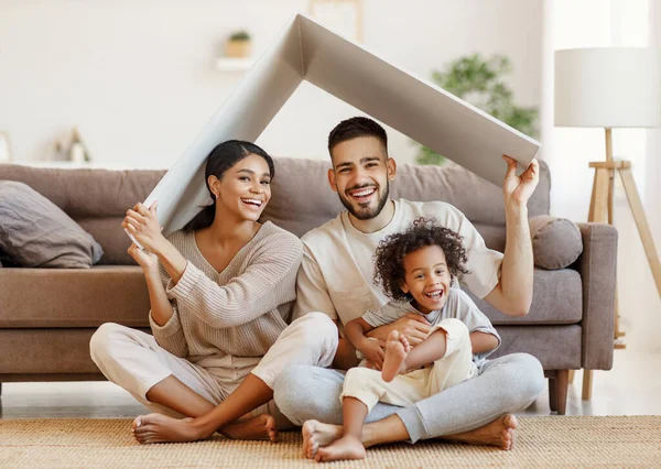 Padres Alegres Con Niño Sonriendo Manteniendo Maqueta Del Techo Sobre —  Fotos de Stock