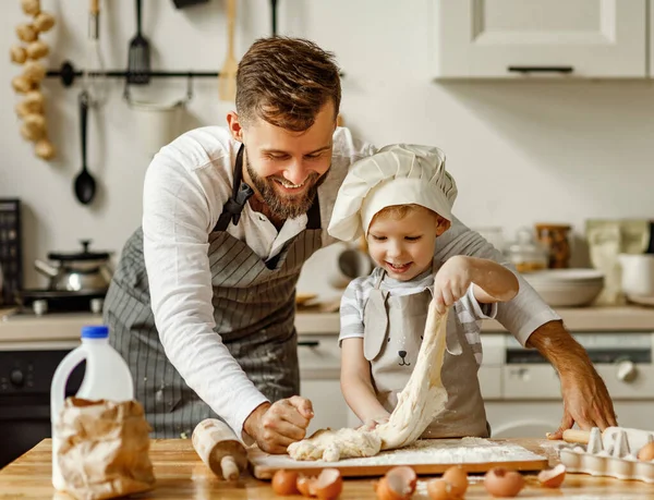 Cute Little Boy Kapeluszu Szefa Kuchni Fartuch Ugniatając Ciasto Pomocą — Zdjęcie stockowe