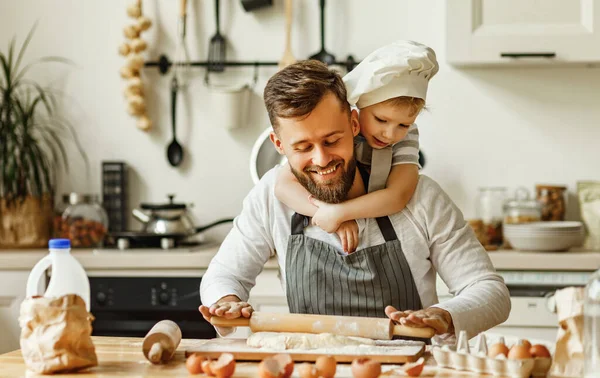 Positivo Padre Joven Con Niño Pequeño Rodando Masa Mesa Cocina —  Fotos de Stock