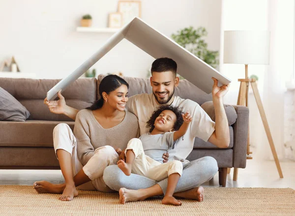 Encantado Diversos Pais Filho Raça Mista Sentado Sob Telhado Sorrindo — Fotografia de Stock