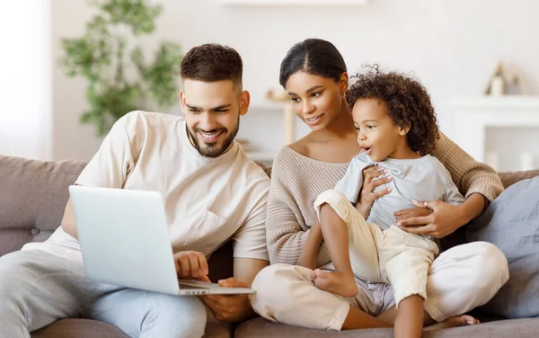 Padres Multiétnicos Felices Sorprendido Mestizo Chico Raza Viendo Vídeo Ordenador —  Fotos de Stock