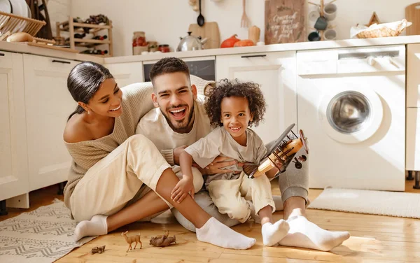 Feliz Familia Multiétnica Padres Hijo Jugando Con Avión Juguete Suelo —  Fotos de Stock