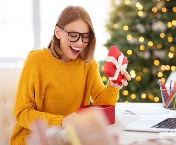 Gelukkig Mooi Meisje Freelancer Glimlachen Opent Een Vakantie Cadeau Tijdens — Stockfoto