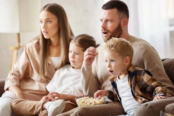Genitori Sorpresi Bambini Mangiare Popcorn Guardare Film Interessante Con Bocche — Foto Stock