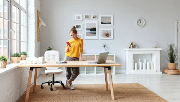 Kreative Junge Designerin Gelben Pullover Heimischen Arbeitsplatz Inneren Einer Wohnung — Stockfoto