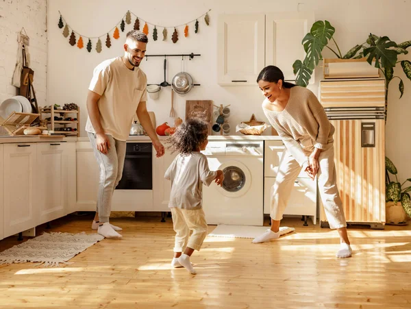 Mutlu Aile Hafta Sonları Evdeki Sıcak Mutfakta Oğluyla Oynayan Farklı — Stok fotoğraf