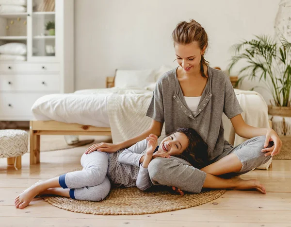 Feliz Familia Madre Hija Pequeña Jugar Abrazar Mañana Cerca — Foto de Stock