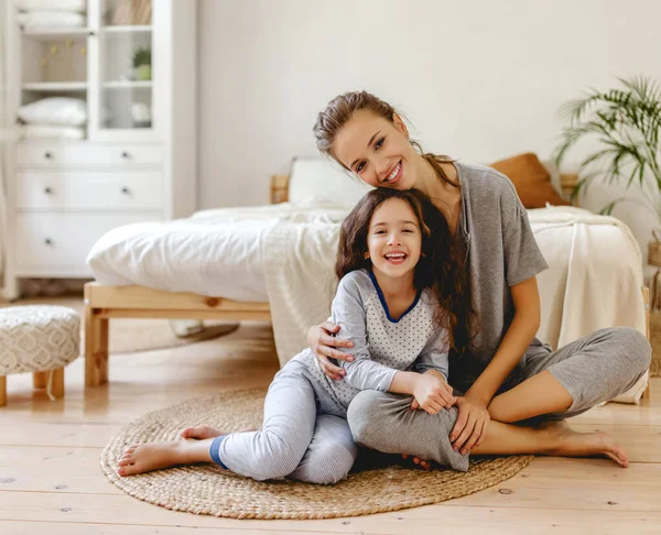 Feliz Familia Madre Hija Pequeña Jugar Abrazar Mañana Cerca —  Fotos de Stock