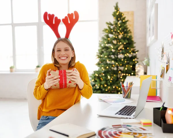 Gelukkig Grappig Meisje Freelancer Lacht Knuffelt Vakantie Cadeau Tijdens Remote — Stockfoto