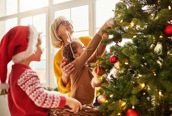 Šťastná Rodina Babička Veselá Vnoučata Zdobí Vánoční Stromek Pro Holida — Stock fotografie