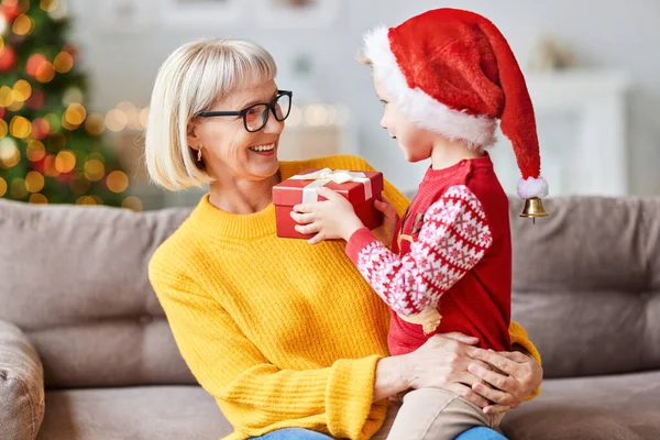 Šťastný Rodinný Vnuk Dává Veselý Usmívající Babička Vánoční Dárek Hom — Stock fotografie