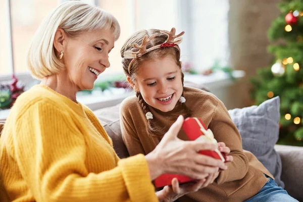 Lycklig Familj Juldagsmorgonen Älskade Mormor Och Glada Barnbarn Öppnar Julklapp — Stockfoto