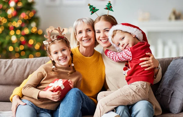 Glückliche Mehrgenerationenfamilie Großmutter Mutter Und Kinder Beschenken Sich Gegenseitig Umarmen — Stockfoto