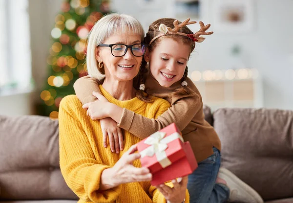 Lycklig Familj Juldagsmorgonen Älskade Mormor Och Glada Barnbarn Öppnar Julklapp — Stockfoto